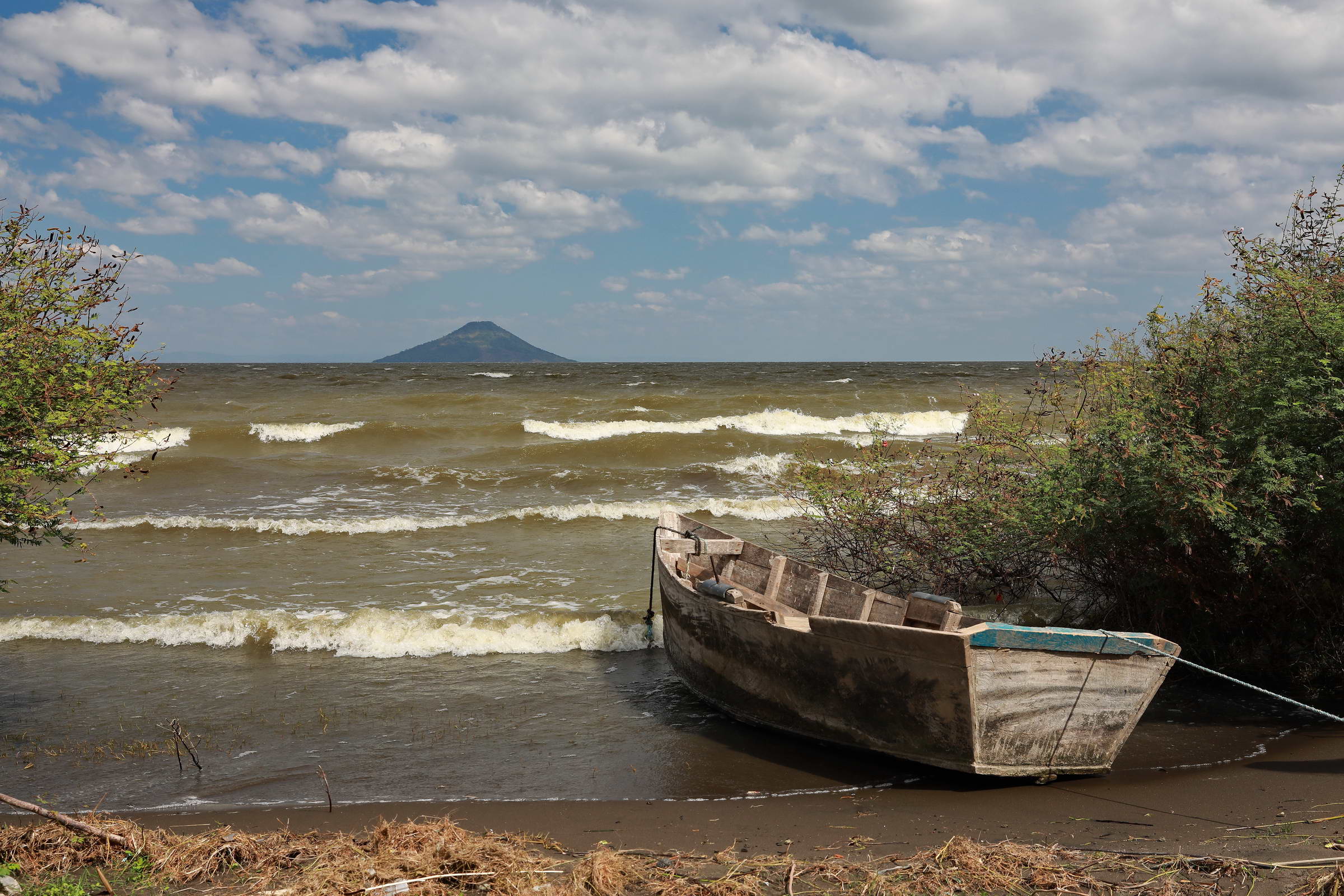 Boot auf Ufer und Vulkan