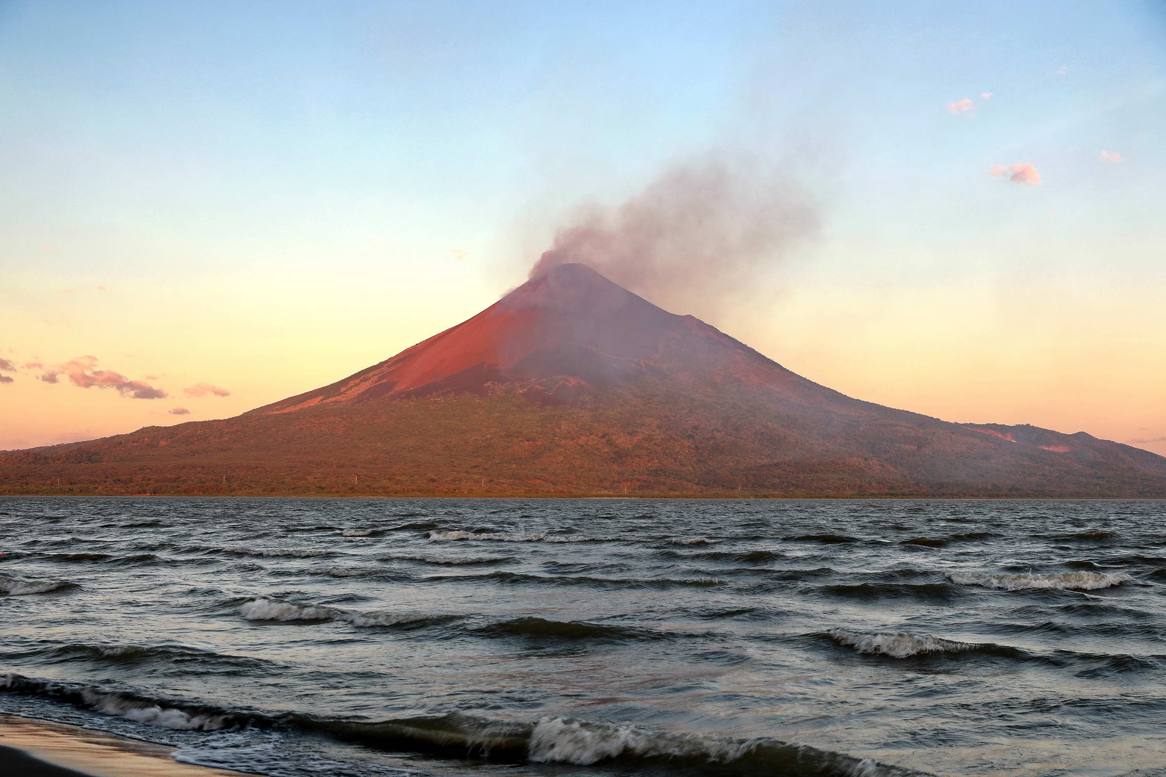 Vulkankegel im Abendlicht